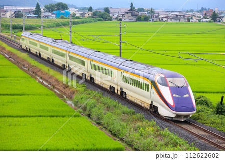 田んぼの中を走る山形新幹線E3系2000番台つばさ 112622602