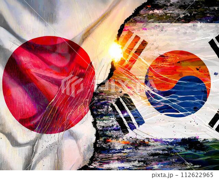 炎に分断される日本と韓国の国旗 112622965