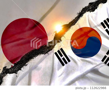 炎に分断される日本と韓国の国旗 112622966