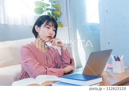 自宅で勉強/リモートワークをする女性 112623129