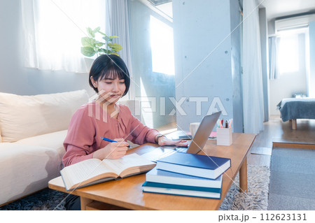 自宅で勉強/リモートワークをする女性 自宅で勉強/リモートワークをする女性 112623131