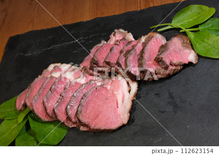 ラム肉 ロースト 赤身 ジビエ 俯瞰 ラム肉 ロースト 赤身 ジビエ 俯瞰 112623154