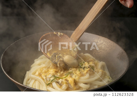 牡蠣の卵あんかけうどん 餡をかける おたま 牡蠣の卵あんかけうどん 餡をかける おたま 112623328