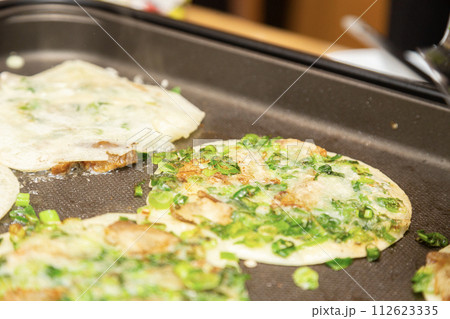 ホットプレートで作るねぎ焼き 112623335