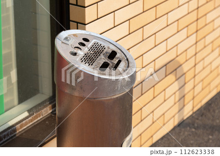 コンビニに設置された灰皿 112623338