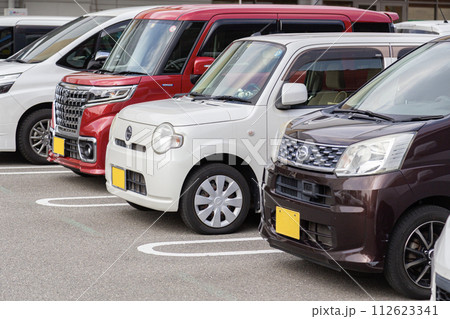 駐車場に並んだ車 112623341