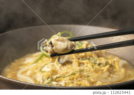 牡蠣の卵あんかけうどん 箸あげ 牡蠣の卵あんかけうどん 箸あげ 112623441