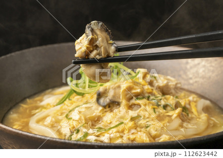 牡蠣の卵あんかけうどん 箸あげ 牡蠣の卵あんかけうどん 箸あげ 112623442