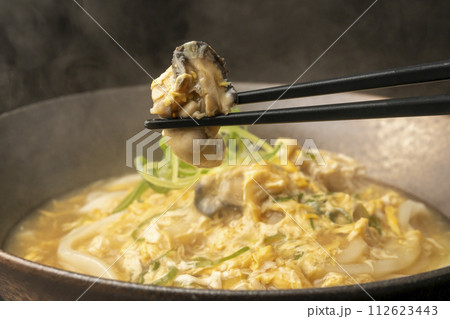 牡蠣の卵あんかけうどん 箸あげ 牡蠣の卵あんかけうどん 箸あげ 112623443