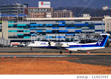 大阪国際空港 ANA ボンバルディア DHC8-Q400 プロペラ機 着陸態勢 スカイパーク 大阪国際空港 ANA ボンバルディア DHC8-Q400 プロペラ機 着陸態勢 スカイパーク 112623503