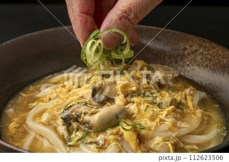牡蠣の卵あんかけうどん 丼　湯気　 112623506
