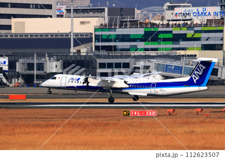 大阪国際空港 ANA ボンバルディア DHC8-Q400 プロペラ機 着陸態勢 スカイパーク 大阪国際空港 ANA ボンバルディア DHC8-Q400 プロペラ機 着陸態勢 スカイパーク 112623507