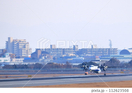 大阪国際空港　ANA　ボンバルディア　DHC8-Q400 プロペラ機　着陸態勢　スカイパーク 112623508