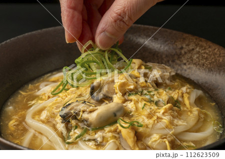 牡蠣の卵あんかけうどん 丼　湯気　 112623509