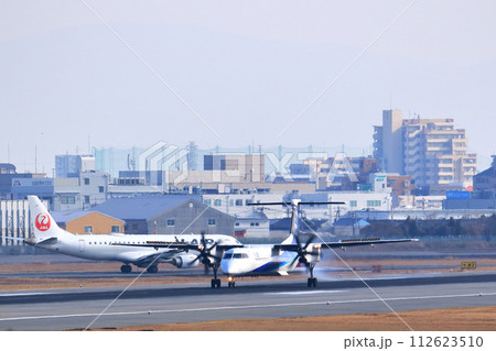 大阪国際空港 ANA ボンバルディア DHC8-Q400 プロペラ機 着陸態勢 スカイパーク 大阪国際空港 ANA ボンバルディア DHC8-Q400 プロペラ機 着陸態勢 スカイパーク 112623510