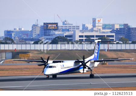 大阪国際空港 ANA ボンバルディア DHC8-Q400 プロペラ機 着陸態勢 スカイパーク 大阪国際空港 ANA ボンバルディア DHC8-Q400 プロペラ機 着陸態勢 スカイパーク 112623513