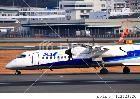 大阪国際空港 ANA ボンバルディア DHC8-Q400 プロペラ機 着陸態勢 スカイパーク 大阪国際空港 ANA ボンバルディア DHC8-Q400 プロペラ機 着陸態勢 スカイパーク 112623520