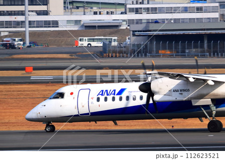 大阪国際空港 ANA ボンバルディア DHC8-Q400 プロペラ機 着陸態勢 スカイパーク 大阪国際空港 ANA ボンバルディア DHC8-Q400 プロペラ機 着陸態勢 スカイパーク 112623521