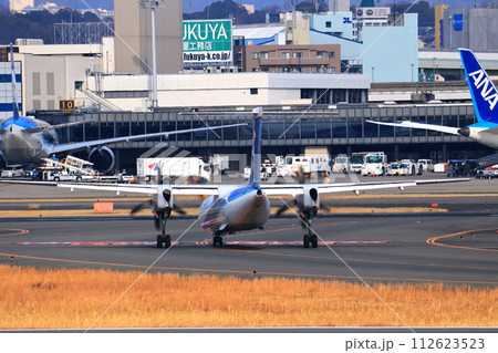 大阪国際空港 ANA ボンバルディア DHC8-Q400 プロペラ機 着陸態勢 スカイパーク 大阪国際空港 ANA ボンバルディア DHC8-Q400 プロペラ機 着陸態勢 スカイパーク 112623523