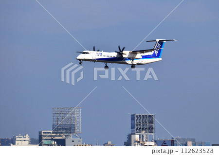 大阪国際空港 ANA ボンバルディア DHC8-Q400 プロペラ機 着陸態勢 スカイパーク 大阪国際空港 ANA ボンバルディア DHC8-Q400 プロペラ機 着陸態勢 スカイパーク 112623528