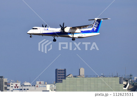 大阪国際空港 ANA ボンバルディア DHC8-Q400 プロペラ機 着陸態勢 スカイパーク 大阪国際空港 ANA ボンバルディア DHC8-Q400 プロペラ機 着陸態勢 スカイパーク 112623531