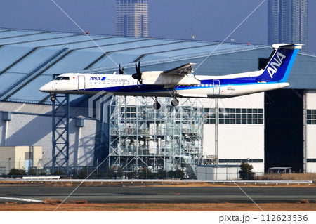 大阪国際空港 ANA ボンバルディア DHC8-Q400 プロペラ機 着陸態勢 スカイパーク 大阪国際空港 ANA ボンバルディア DHC8-Q400 プロペラ機 着陸態勢 スカイパーク 112623536