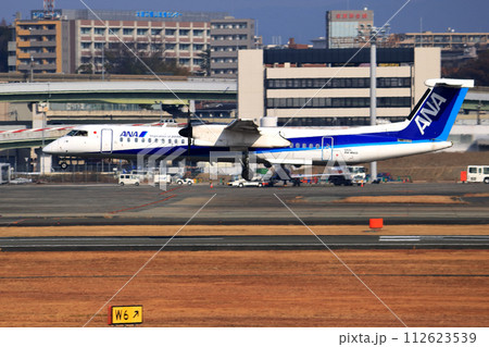 大阪国際空港 ANA ボンバルディア DHC8-Q400 プロペラ機 着陸態勢 スカイパーク 大阪国際空港 ANA ボンバルディア DHC8-Q400 プロペラ機 着陸態勢 スカイパーク 112623539