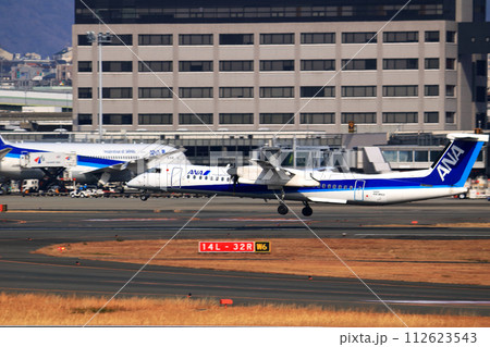 大阪国際空港 ANA ボンバルディア DHC8-Q400 プロペラ機 着陸態勢 スカイパーク 大阪国際空港 ANA ボンバルディア DHC8-Q400 プロペラ機 着陸態勢 スカイパーク 112623543