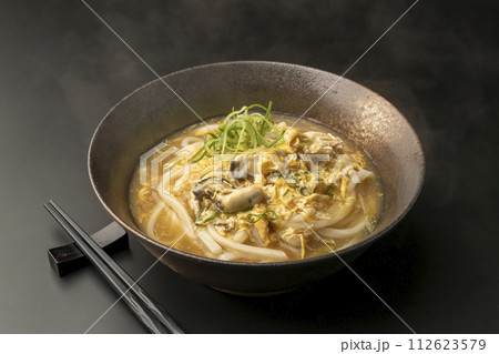 牡蠣の卵あんかけうどん 丼　湯気　 112623579
