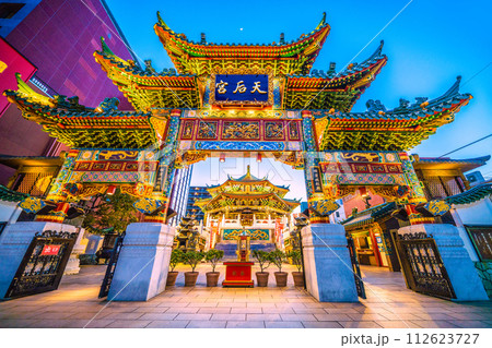 日本の横浜都市景観 3月。横浜中華街・ライトアップされた横濱媽祖廟などを望む…新時代へ（夜） 112623727