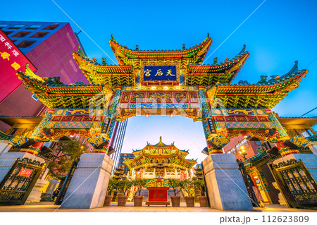 日本の横浜都市景観 3月。横浜中華街・ライトアップされた横濱媽祖廟などを望む…新時代へ（夜） 112623809