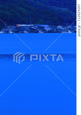 ブルーアワーの瀬戸内を走るローカル線 ブルーアワーの瀬戸内を走るローカル線 112624267