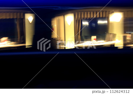 出発する豪華寝台列車瑞風 112624312