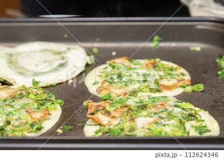 ホットプレートで作るねぎ焼き ホットプレートで作るねぎ焼き 112624346