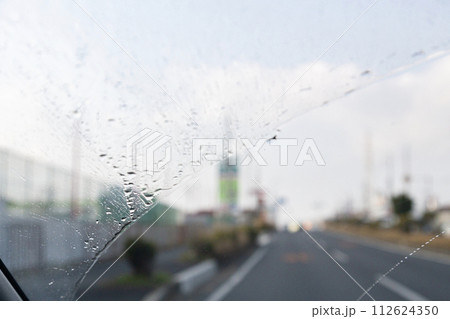 フロントガラスの水滴を拭くワイパー フロントガラスの水滴を拭くワイパー 112624350