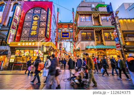 日本の横浜都市景観 3月・市場通り前から賑わう横浜中華街などを望む。家族連れやカップルらの姿も… 112624375