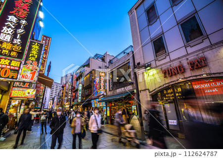 日本の横浜都市景観 3月・観光客らで賑わう横浜中華街。コロナ禍前と変わらない…＝15日 112624787
