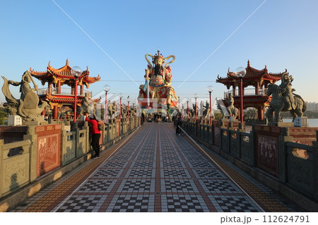 台湾　玄天上帝神像の参道 112624791