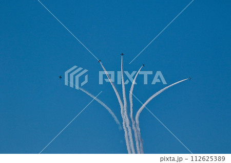 ブルーインパルスが北陸新幹線開通のお祝い飛行 ブルーインパルスが北陸新幹線開通のお祝い飛行 112625389