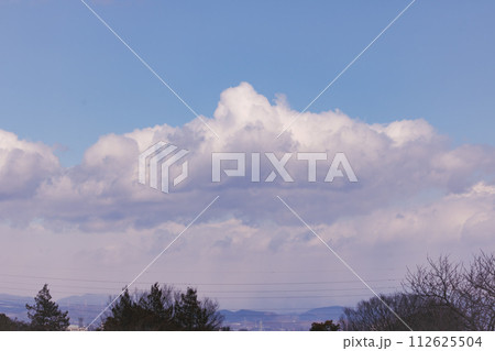 秋の青空と白い雲 秋の青空と白い雲 112625504