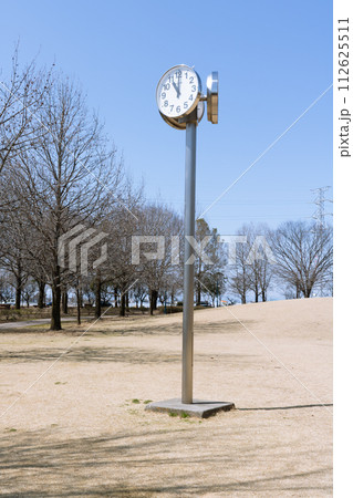冬の公園にある自時計台 冬の公園にある自時計台 112625511
