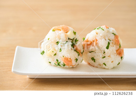 パリおにぎり (スモークサーモン、大葉、チーズ、白胡麻) パリおにぎり (スモークサーモン、大葉、チーズ、白胡麻) 112626238