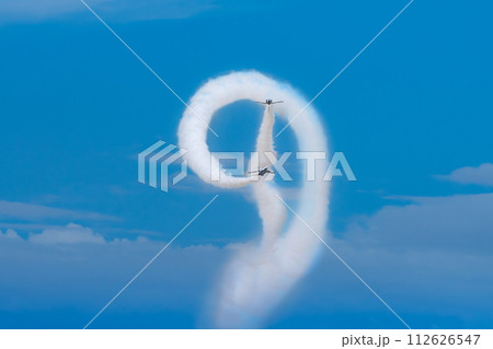 松島基地航空祭　ブルーインパルスアクロバット飛行コークスクリュー 112626547