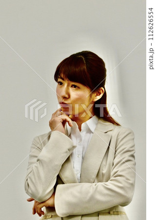 悩む若い女性 112626554