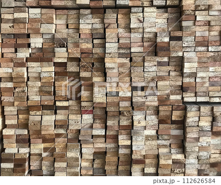 The wooden panels are laid in layers. The wooden panels are laid in layers. 112626584