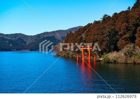 芦ノ湖 遊覧船から望む箱根神社 平和の鳥居の風景 芦ノ湖 遊覧船から望む箱根神社 平和の鳥居の風景 112626978