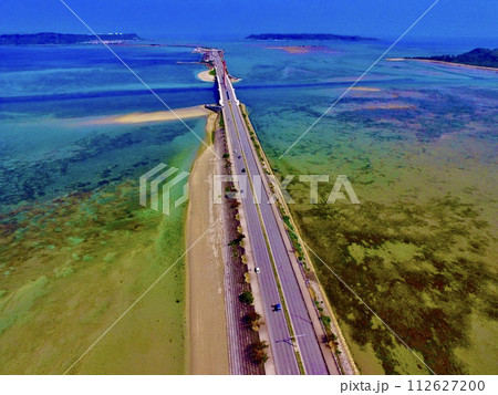 上空から眺めた「海中道路」〜ドローンで空撮(沖縄県うるま市) 上空から眺めた「海中道路」〜ドローンで空撮(沖縄県うるま市) 112627200