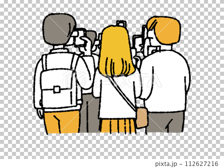 圍觀者用智慧型手機拍照（後面視圖） 112627216