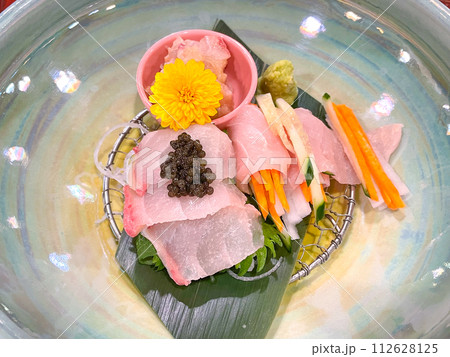 奥飛騨の温泉で養殖されたチョウザメの刺身とキャビア 奥飛騨の温泉で養殖されたチョウザメの刺身とキャビア 112628125