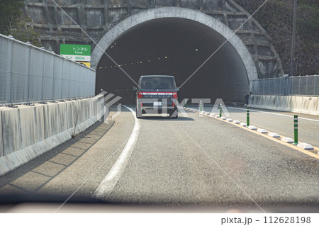 対面通行のトンネルに入る車 112628198